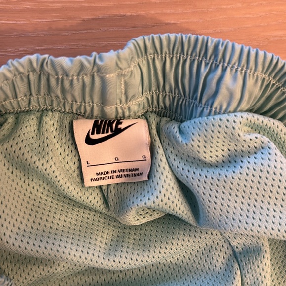 Nike athletic or casual shorts/Mens L/light blue - Picture 3 of 4